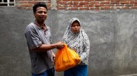 IMG-20200413-WA0254 Para tuna netra NTB penerima paket sembako bantuan Dinsos NTB yang mengeluhkan paket beras dan mi instannya tak layak konsumsi. Foto: fahrul