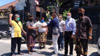 IMG-20200416-WA0072 KETUA DPD Partai Golkar Gianyar, Made Dauh Wijana, bersama Fraksi Partai Golkar DPRD Gianyar menyerahkan APD kepada keluarga tenaga medis. APD yang mereka bawa ditolak Puskesmas Blahbatuh II, Gianyar. Foto:Ist