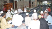 IMG-20200416-WA0075 DANREM 162/WB saat berdialog dengan Jamaah Tabligh Klaster Gowa di Masjid Raya At-Taqwa, Kota Mataram, Kamis (16/4/2020). Foto: Ist