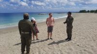 SATPOL PP BKO Kuta saat menegur wisatawan yang beraktivitas di Pantai Jerman. Foto: gay SATPOL PP BKO Kuta saat menegur wisatawan yang beraktivitas di Pantai Jerman. Foto: gay