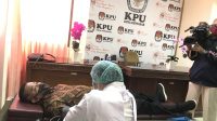 IMG_1614 KETUA KPU Bali, I Dewa Agung Lidartawan, saat donor darah di KPU Denpasar, Senin (13/4). Karena mengenakan masker, wajahnya tidak terlihat jelas sepenuhnya. Foto: gus hendra