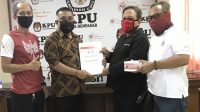 IMG_1663 I Dewa Agung Lidartawan (dua kiri) saat menerima penghargaan dari PMI Bali atas kegiatan donor darah di KPU Denpasar, Senin (13/4/2020). Foto : gus hendra