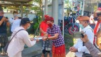 KETUA DPRD Kangasem, I Gede Dana, saat turun ke zona merah Covid -19 menyerap aspirasi warga sambil memberikan bantuan, Kamis (16/4/2020). Foto: nad KETUA DPRD Kangasem, I Gede Dana, saat turun ke zona merah Covid -19 menyerap aspirasi warga sambil memberikan bantuan, Kamis (16/4/2020). Foto: nad