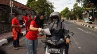 RELAWAN KONI Gianyar Cegah Covid-19 dengan membagikan hand sanitizer dan edukasi warga cegah Covid 19. Foto: adi RELAWAN KONI Gianyar Cegah Covid-19 dengan membagikan hand sanitizer dan edukasi warga cegah Covid 19. Foto: adi