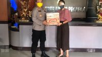 Komisi I - ist ANGGOTA - Komisi I DPRD Tabanan, Ni Luh Wayan Dewi Marheni, menyerahkan bantuan berupa 600 masker untuk anggota Polres Tabanan yang diterima Kapolres AKBP Mariochristy Panca Sakti Siregar, Selasa (14/4/2020). Foto: gagah