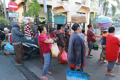 PEDAGANG dan pengunjung saat menunggu jam buka Pasar Galiran, Kamis (2/4/2020). Foto: baw