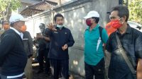 PENJABAT Sekda Kabupaten Karangasem, I Gede Darmawa, saat sosialisasi terkait SE Bupati Karangasem tentang mekanisme perubahan jam operasional pasar tradisional dan pasar modern di Pasar Rubaya, Kecamatan Kubu, Senin (20/4/2020). Foto: nad PENJABAT Sekda Kabupaten Karangasem, I Gede Darmawa, saat sosialisasi terkait SE Bupati Karangasem tentang mekanisme perubahan jam operasional pasar tradisional dan pasar modern di Pasar Rubaya, Kecamatan Kubu, Senin (20/4/2020). Foto: nad