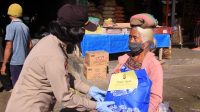 POLWAN Polres Bangli didistribusikan bantuan sembako di Pasar Kayuambua, Kamis (16/4/2020). Foto: gia POLWAN Polres Bangli didistribusikan bantuan sembako di Pasar Kayuambua, Kamis (16/4/2020). Foto: gia