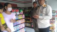 PETUGAS Satpol PP saat melakukan pembinaan di salah satu toko swalayan sekaligus sosialisasi SE Bupati tentang pembatasan buka pasar dan swalayan. Foto: gia PETUGAS Satpol PP saat melakukan pembinaan di salah satu toko swalayan sekaligus sosialisasi SE Bupati tentang pembatasan buka pasar dan swalayan. Foto: gia