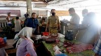 TPID Buleleng melakukan peninjauan pasar untuk memastikan harga bahan pokok pada penerapan pembatasan jam operasional pasar di Buleleng, pekan lalu. Foto: ist TPID Buleleng melakukan peninjauan pasar untuk memastikan harga bahan pokok pada penerapan pembatasan jam operasional pasar di Buleleng, pekan lalu. Foto: ist