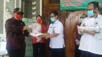 WABUP Tabanan I Komang Gede Sanjaya saat menyerahkan APD kepada petugas medis di BRSU Tabanan, Rabu (15/4/2020). Foto: gap WABUP Tabanan I Komang Gede Sanjaya saat menyerahkan APD kepada petugas medis di BRSU Tabanan, Rabu (15/4/2020). Foto: gap