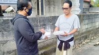 WAKIL Ketua DPRD Klungkung, Wayan Baru, S.Sos., memberikan masker kepada warga perdesaan di Nusa Penida untuk mencegah penularan Covid-19, Rabu (15/4/2020). Foto: ist WAKIL Ketua DPRD Klungkung, Wayan Baru, S.Sos., memberikan masker kepada warga perdesaan di Nusa Penida untuk mencegah penularan Covid-19, Rabu (15/4/2020). Foto: ist