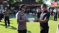 MENCEGAH dan menyelamatkan masyarakat dari pandemi virus Corona, Wakapolres Tabanan Kompol Ni Made Sukerti membagikan masker bantuan dari Pemkab Tabanan kepada masyarakat, Senin (13/4/2020). Foto: gah MENCEGAH dan menyelamatkan masyarakat dari pandemi virus Corona, Wakapolres Tabanan Kompol Ni Made Sukerti membagikan masker bantuan dari Pemkab Tabanan kepada masyarakat, Senin (13/4/2020). Foto: gah