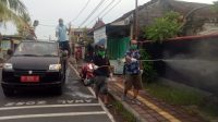TOKOH masyarakat, I Putu Gede Menala Wisnawa yang juga anggota DPRD Kota Denpasar, turut turun melakukan penyemprotan disinfektan yang dilakukan Pemerintah Desa Penatih Dangin Puri, Minggu (5/4/2020). Foto: tra TOKOH masyarakat, I Putu Gede Menala Wisnawa yang juga anggota DPRD Kota Denpasar, turut turun melakukan penyemprotan disinfektan yang dilakukan Pemerintah Desa Penatih Dangin Puri, Minggu (5/4/2020). Foto: tra
