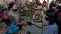 KETUA K3S Denpasar, IA Selly Dharmawijaya Mantra menyerahkan bantuan masker kepada para pedagang Pasar Rakyat Pasar Badung. Foto: tra KETUA K3S Denpasar, IA Selly Dharmawijaya Mantra menyerahkan bantuan masker kepada para pedagang Pasar Rakyat Pasar Badung. Foto: tra