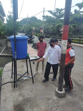 DESA Dauh Puri Kaja membangun tempat cuci tangan di areal kawasan tempat pembuangan sampah sementara di kawasan Lumintang Denpasar. Foto: ist