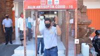 WAKIL Walikota Denpasar, IGN Jaya Negara, memantau pengoperasian bilik antiseptic bantuan CSR dari PT Pelindo III Cabang Benoa serta pengusaha yang tergabung dalam Indonesia Tionghoa Bali (Inti Bali) di Pasar Rakyat Phula Kerti Denpasar Selatan, Sabtu (11/4/2020). Foto: ist WAKIL Walikota Denpasar, IGN Jaya Negara, memantau pengoperasian bilik antiseptic bantuan CSR dari PT Pelindo III Cabang Benoa serta pengusaha yang tergabung dalam Indonesia Tionghoa Bali (Inti Bali) di Pasar Rakyat Phula Kerti Denpasar Selatan, Sabtu (11/4/2020). Foto: ist