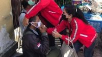 KETUA Fraksi PDIP Gianyar, Ketut Sudarsana, dan Sekretaris Fraksi DPRD Gianyar, Ni Made Ratnadi, membagikan masker. Foto: adi KETUA Fraksi PDIP Gianyar, Ketut Sudarsana, dan Sekretaris Fraksi DPRD Gianyar, Ni Made Ratnadi, membagikan masker. Foto: adi