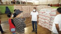 BUPATI Gianyar, I Made Mahayastra, meninjau penurunan sembako tersebut di GOR Kebo Iwa, Sabtu (11/4/2020). Foto: adi BUPATI Gianyar, I Made Mahayastra, meninjau penurunan sembako tersebut di GOR Kebo Iwa, Sabtu (11/4/2020). Foto: adi