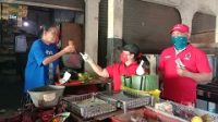 KADER PDIP membagikan masker, hand sanitizer hingga jamu kepada para pedagang di pasar adat Kelurahan Sesetan, Minggu (12/4/2020). Foto: ist KADER PDIP membagikan masker, hand sanitizer hingga jamu kepada para pedagang di pasar adat Kelurahan Sesetan, Minggu (12/4/2020). Foto: ist
