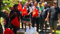 KETUA DPRD Gianyar memberikan bantuan sembako kepada warga terdampak Covid-19. Foto: adi KETUA DPRD Gianyar memberikan bantuan sembako kepada warga terdampak Covid-19. Foto: adi