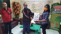 PENYERAHAN bantuan sembako kepada keluarga ODP, PDP, OTG dan Pasien Positif Covid 19 dari Petugas Dinas Sosial Kota Denpasar Kepada Satgas Covid Desa/Kelurahan untuk selanjutkan diserahkan kepada Keluarga pasien tersebut. Foto: ist PENYERAHAN bantuan sembako kepada keluarga ODP, PDP, OTG dan Pasien Positif Covid 19 dari Petugas Dinas Sosial Kota Denpasar Kepada Satgas Covid Desa/Kelurahan untuk selanjutkan diserahkan kepada Keluarga pasien tersebut. Foto: ist