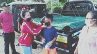 DPC PDIP Gianyar, Ni Made Ratnadi membagikan masker kepada warga didampingi Camat Blahbatuh. Foto: adi DPC PDIP Gianyar, Ni Made Ratnadi membagikan masker kepada warga didampingi Camat Blahbatuh. Foto: adi