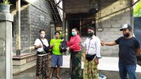 ANGGOTA Fraksi PDI Perjuangan DPRD Badung, Yayuk Agustin Lessy, saat memberikan bantuan paket sembako bagi warga terdampak Covid-19, Kamis (16/4/2020). Foto: 020 ANGGOTA Fraksi PDI Perjuangan DPRD Badung, Yayuk Agustin Lessy, saat memberikan bantuan paket sembako bagi warga terdampak Covid-19, Kamis (16/4/2020). Foto: 020