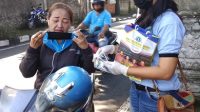 SMK TI Bali Global Badung membagikan masker secara gratis kepada pengendaran atau masyarakat yang melintasi di Jalan Panji, jalur Dalung - Sempidi - Dalung - Kebo Iwa, pada Kamis (16/04/2020) pagi. Foto: ist SMK TI Bali Global Badung membagikan masker secara gratis kepada pengendaran atau masyarakat yang melintasi di Jalan Panji, jalur Dalung - Sempidi - Dalung - Kebo Iwa, pada Kamis (16/04/2020) pagi. Foto: ist