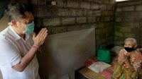 WALIKOTA Denpasar, IB Rai Dharmawijaya Mantra menyerahkan paket sembako kepada lansia di Desa Sumerta Klod, Jumat (17/4/2020). Foto: ist WALIKOTA Denpasar, IB Rai Dharmawijaya Mantra menyerahkan paket sembako kepada lansia di Desa Sumerta Klod, Jumat (17/4/2020). Foto: ist