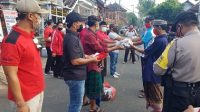 PEMBAGIAN pembersih tangan di Desa Temesi Gianyar. Foto: adi PEMBAGIAN pembersih tangan di Desa Temesi Gianyar. Foto: adi