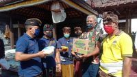 PENYERAHAN bantuan sembako kepada krama Pura Ibu Subudi di Banjar Tagtag Tengah, Peguyangan, Denpasar, Sabtu (18/4/2020). Foto: alt PENYERAHAN bantuan sembako kepada krama Pura Ibu Subudi di Banjar Tagtag Tengah, Peguyangan, Denpasar, Sabtu (18/4/2020). Foto: alt