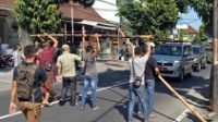 YON Zipur 18/YKR Gianyar menggelar simulasi pemakaman jenazah pasien Covid-19, Rabu (22/4/2020). Tampak adegan massa menghadang ambulans yang mengangkut jenazah pasien Covid-19 yang akan dimakamkan. Foto: adi YON Zipur 18/YKR Gianyar menggelar simulasi pemakaman jenazah pasien Covid-19, Rabu (22/4/2020). Tampak adegan massa menghadang ambulans yang mengangkut jenazah pasien Covid-19 yang akan dimakamkan. Foto: adi