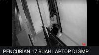 TANGKAPAN layar CCTV saat maling beraksi di SMP PGRI 7 Denpasar. Walhasil 17 unit laptop dibawa kabur. Foto: ist TANGKAPAN layar CCTV saat maling beraksi di SMP PGRI 7 Denpasar. Walhasil 17 unit laptop dibawa kabur. Foto: ist
