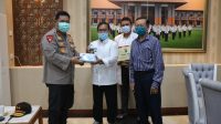 dr bagus KAPOLDA Bali, Irjen Petrus Reinhard Golose, saat menyerahkan secara simbolis bantuan APD untuk tenaga medis RSUD Bali Mandara. Foto: Ist