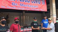 ANGGOTA Fraksi PDIP DPRD Kota Denpasar, Putu Gede Menala Wisnawa menyerahan sumbangan diterima Ketua Satgas Gotong Royong Covid-19 Banjar Mertasari. Foto: ist ANGGOTA Fraksi PDIP DPRD Kota Denpasar, Putu Gede Menala Wisnawa menyerahan sumbangan diterima Ketua Satgas Gotong Royong Covid-19 Banjar Mertasari. Foto: ist