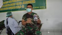 pangdam donor darah PANGDAM IX/Udayana, Mayjen TNI Benny Susianto, menunjukkan kantong darah usai mendonorkan darah di aula Kesdam Udayana, Selasa (14/4/2020). Foto: Ist