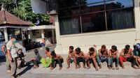 KASATPOL PP Kota Denpasar, I Dewa Gede Anom Sayoga, saat memberikan pembinaan kepada anak punk sebelum dipulangkan ke daerah asalnya. Foto: ist KASATPOL PP Kota Denpasar, I Dewa Gede Anom Sayoga, saat memberikan pembinaan kepada anak punk sebelum dipulangkan ke daerah asalnya. Foto: ist