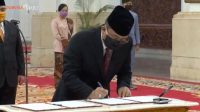 raka sandi-2 I Dewa Kade Wiarsa Raka Sandi saat dilantik Presiden Joko Widodo di Istana Negara, Jakarta, Rabu (15/4/2020). Foto: Ist