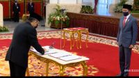 raka sandi dilantik presiden I Dewa Kade Wiarsa Raka Sandi saat menandatangani berita acara pelantikan oleh Presiden Joko Widodo di Istana Negara, Jakarta, Rabu (15/4/2020). Foto: Ist