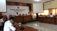 rapat KPU Bali RAPAT pleno KPU Bali dengan menerapkan penjarakan fisik, Senin (6/4/2020). Foto: Ist