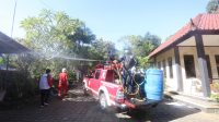 semprot disinfektan badung PETUGAS BPBD Badung menyemprotkan disinfektan ke rumah warga. Foto: Ist