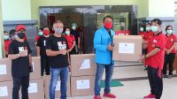 serahkan APD (1) DPD KNPI Bali saat menyerahkan APD kepada tenaga kesehatan Jembrana di RSU Negara. Foto: manu