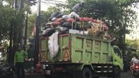 TRUK armada pengangkut sampah di Badung saat memungut sampah di satu TPS di wilayah Kerobokan, beberapa waktu lalu. Foto: nas TRUK armada pengangkut sampah di Badung saat memungut sampah di satu TPS di wilayah Kerobokan, beberapa waktu lalu. Foto: nas