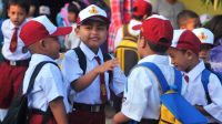 KEMENDIKBUD berencana membuka kembali sekolah pada pertengahan Juli 2020. Plt. Direktur Jenderal PAUD, Pendidikan Dasar dan Menengah Kemendikbud Muhammad Hamid menyebut, rencana ini dimungkinkan untuk sekolah di daerah-daerah yang sudah dinyatakan aman dari wabah Corona. Foto: net KEMENDIKBUD berencana membuka kembali sekolah pada pertengahan Juli 2020. Plt. Direktur Jenderal PAUD, Pendidikan Dasar dan Menengah Kemendikbud Muhammad Hamid menyebut, rencana ini dimungkinkan untuk sekolah di daerah-daerah yang sudah dinyatakan aman dari wabah Corona. Foto: net