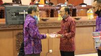 GUBERNUR Koster saat menerima Laporan Hasil Pemeriksaan (LHP) atas Laporan Keuangan Pemerintah Daerah (LKPD) Tahun Anggaran 2019 pada Pemerintah Provinsi Bali diserahkan oleh BPK RI. Foto: ist GUBERNUR Koster saat menerima Laporan Hasil Pemeriksaan (LHP) atas Laporan Keuangan Pemerintah Daerah (LKPD) Tahun Anggaran 2019 pada Pemerintah Provinsi Bali diserahkan oleh BPK RI. Foto: ist