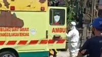 PETUGAS medis mengenakan APD saat mengevakuasi pasien yang kabur di wilayah Kelurahan Beng. Foto: ist PETUGAS medis mengenakan APD saat mengevakuasi pasien yang kabur di wilayah Kelurahan Beng. Foto: ist