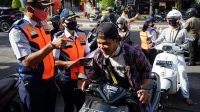 PEMERIKSAAN pengendara di pos perbatasan Jalan Gatot Subroto, Denpasar, Jumat (15/5) terkait pelaksanaan PKM. Foto: ist PEMERIKSAAN pengendara di pos perbatasan Jalan Gatot Subroto, Denpasar, Jumat (15/5) terkait pelaksanaan PKM. Foto: ist