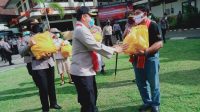 Flobamora sembako - ist KAPOLRES Tabanan AKBP Mariochristy Panca Sakti Siregar membagikan bingkisan sembako kepada perwakilan warga Flobamora di Tabanan yang terdampak pandemi Covid-19, Jumat (15/5/2020). Foto: gagah