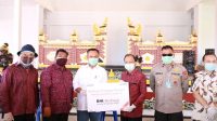 GUBERNUR Koster membagikan 1.900 paket sembako dari CSR BUMN dan Pemprov Bali untuk masyarakat Bondalem. Foto: ist GUBERNUR Koster membagikan 1.900 paket sembako dari CSR BUMN dan Pemprov Bali untuk masyarakat Bondalem. Foto: ist